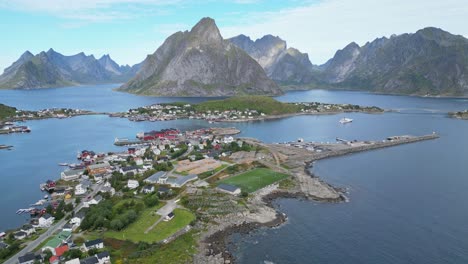 Reine-Dorf-Im-Lofoten-Archipel,-Norwegen,-Skandinavien---4K-Luftaufnahme-Im-Sommer