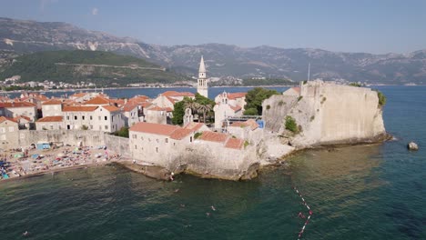 Budvas-Santa-Maria-Kirche,-Zitadelle-Und-Ričardova-Glava-Strand,-Montenegro---Luftaufnahme