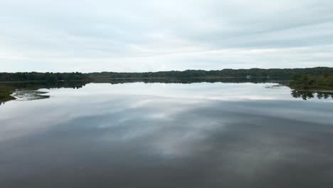 Stilles-Wasser,-Das-Die-Wolken-Im-Frühherbst-Reflektiert