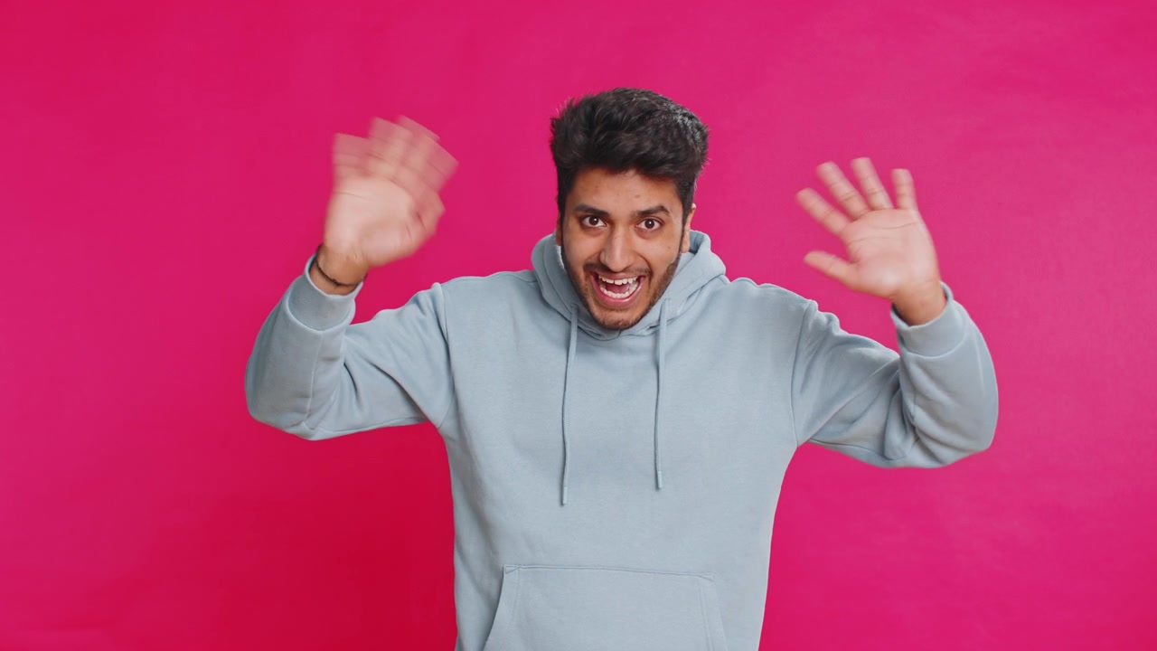 Uomo felice sorridente, amichevole, che agita le mani, che fa un gesto, un saluto o un addio, un invito a una riunione.