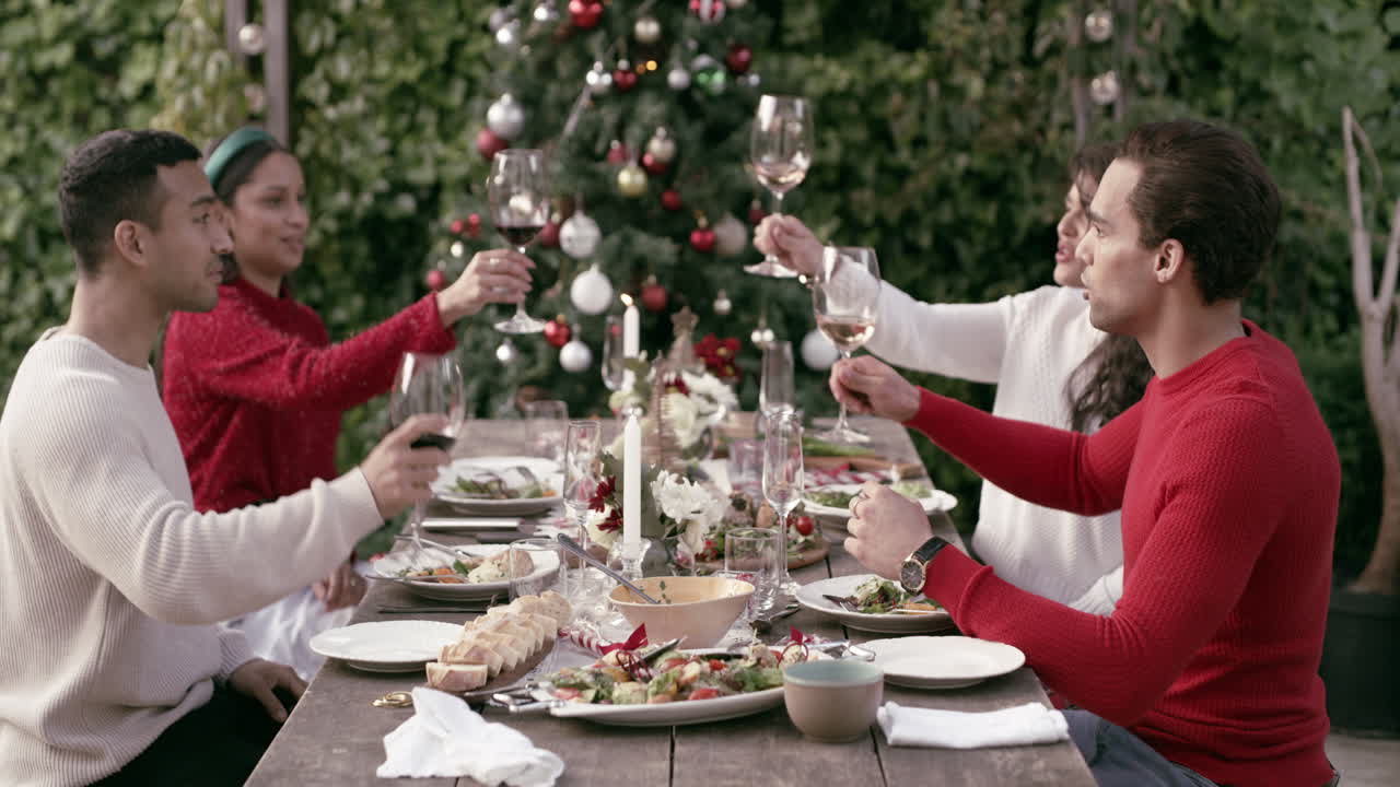 un brindis por la amistad.