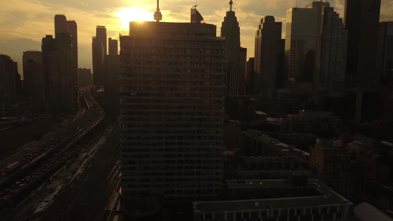 Revelación aérea del horizonte de Toronto con un llamativo destello de lente.