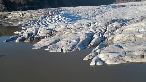 fotografía de un glaciar en islandia durante el invierno por la mañana4