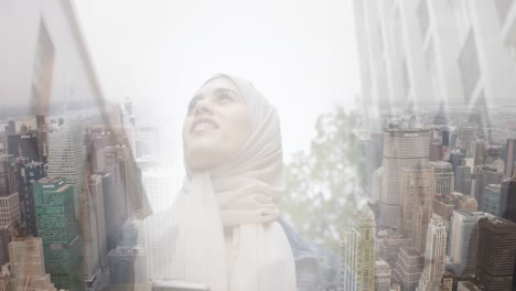 animación de una mujer asiática sonriente en hijab usando un teléfono inteligente sobre el paisaje urbano