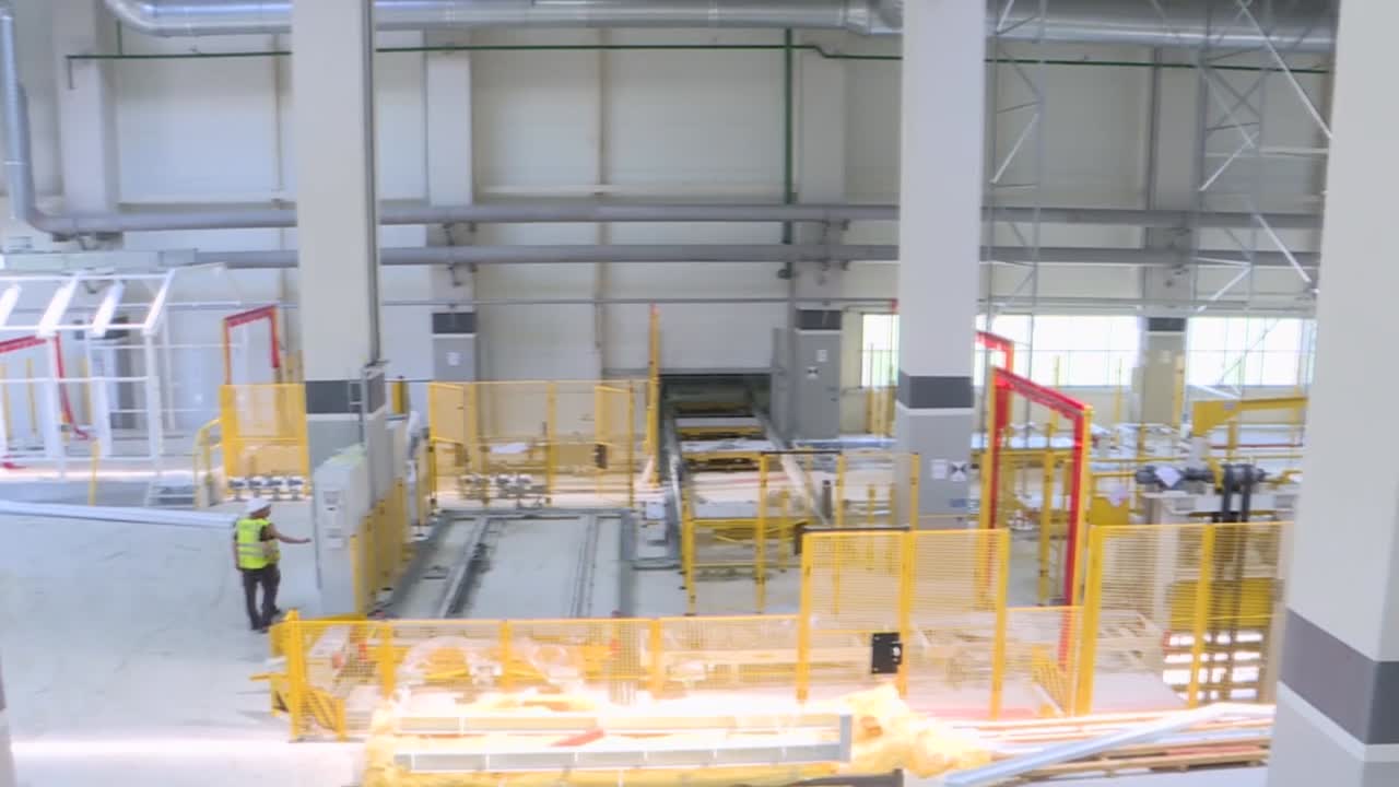 interior de la fábrica industrial con los trabajadores