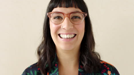 retrato de una mujer feliz riendo contra una pared