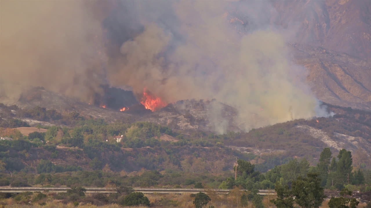 L'incendio Thomas brucia dietro case costose nella contea di Ventura, California meridionale.