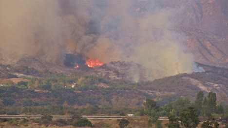 the thomas wildfire fire burns behind expensive homes in ventura county southern california