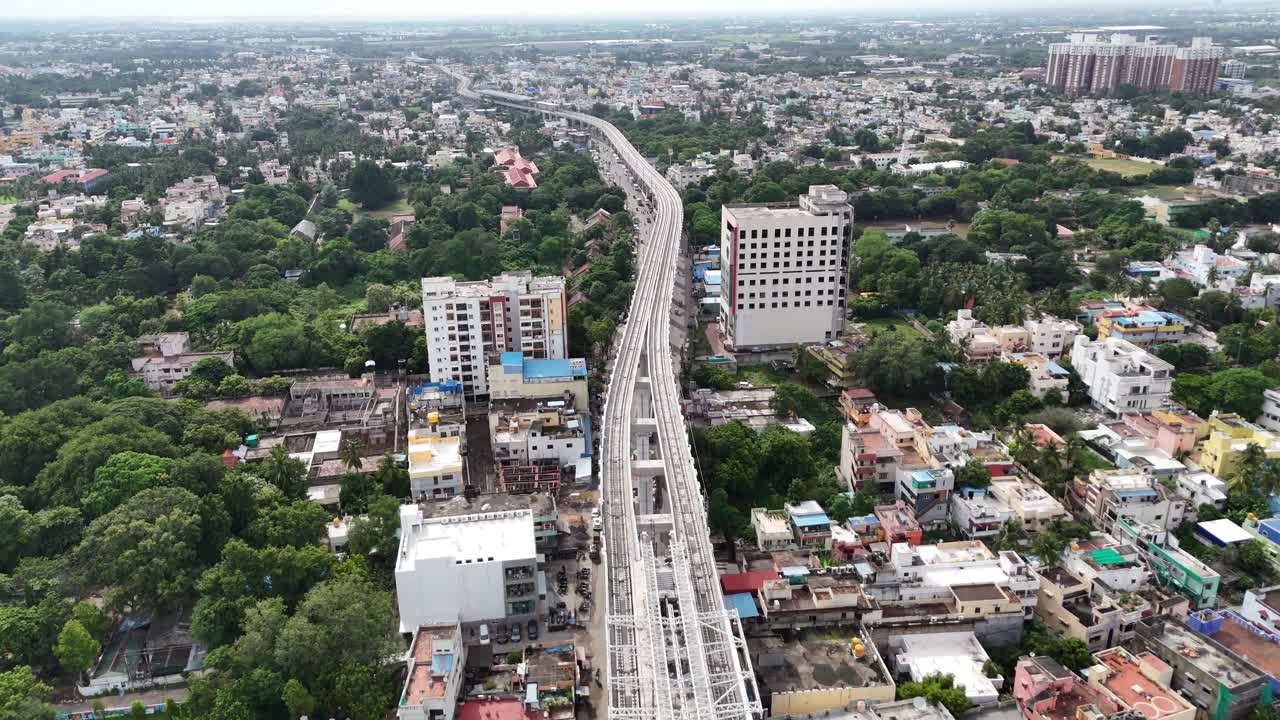 Vista aerea di Kattupakkam, Chennai, che mostra la vasta espansione urbana e la contemporanea costruzione di una stazione della metropolitana sopraelevata e di un relativo svincolo a livelli. Tangenziale Poonamallee-Lighthouse