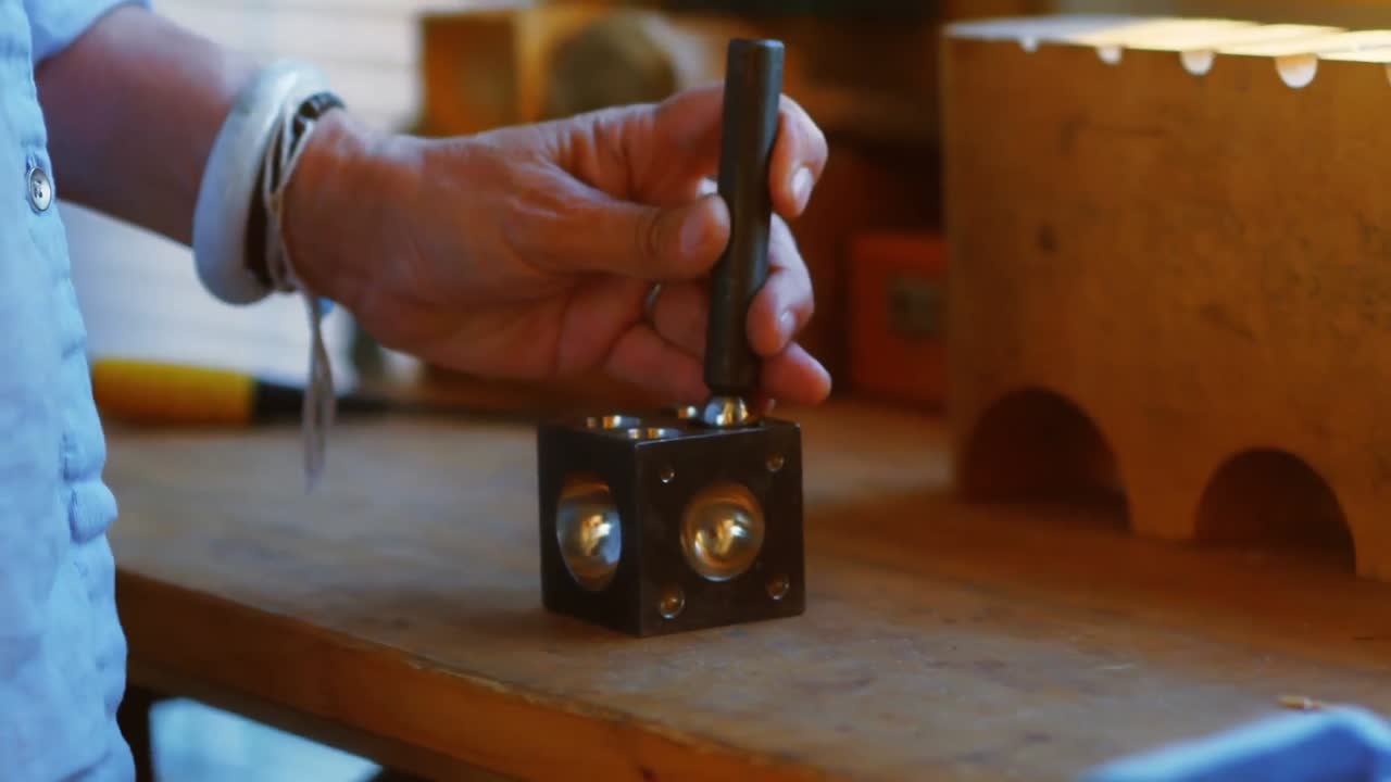 artesana que trabaja en un taller