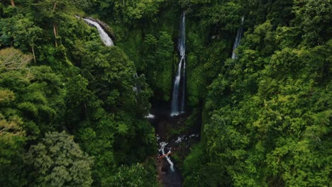 Bali-Fidschi-Dreifacher-Wasserfall-Im-Dschungel-Und-In-Den-Bergen