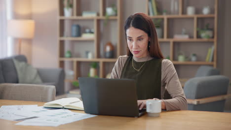 mujer trabajando en su computadora portátil en su oficina en casa