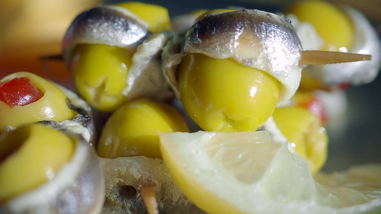 Nahaufnahme von spanischen Tapas Gilda mit Sardellen und Oliven