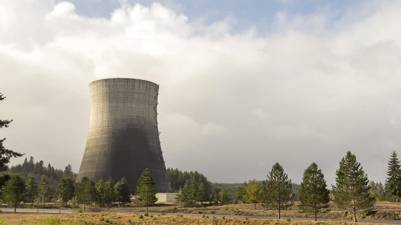 lapso de tiempo de nubes de tormenta oscuras y ominosas sobre la torre de enfriamiento de la central nuclear de satsop