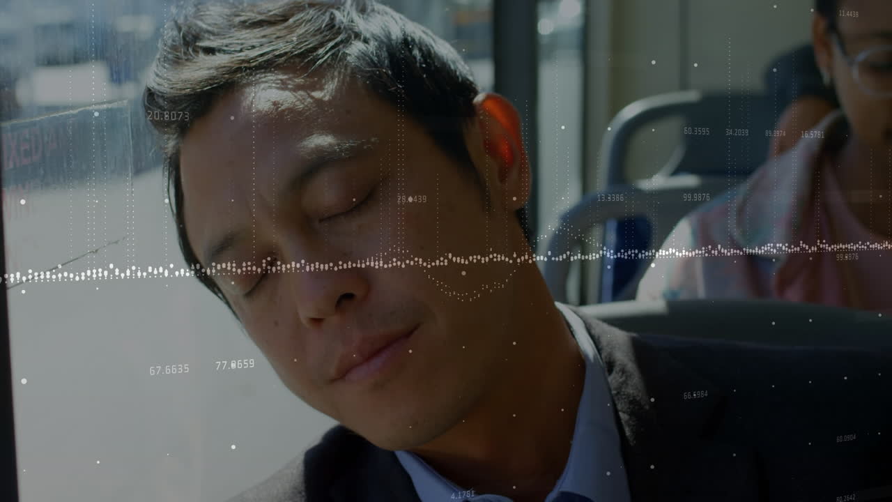 버스에서 잠을 자는 아시아 사업가에 대한 금융 데이터 처리가