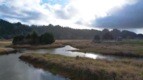 Hermosa-Toma-Aérea-De-4k-Deslizándose-Sobre-Dean-Creek-En-Reedsport,-Oregon