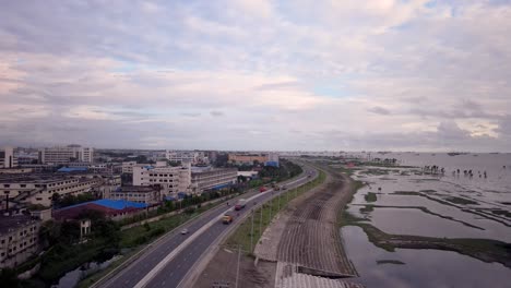 un dron de 4k disparó una carretera muy transitada donde los vehículos se movían por una carretera