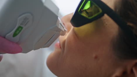 Rejuvenecimiento-De-Hardware-De-La-Piel-Facial-En-La-Clínica-De-Cosmetología-De-Cerca.-Mujer-Levantando