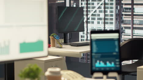 espacio de trabajo de oficina moderno con pantalla de conferencias de negocios
