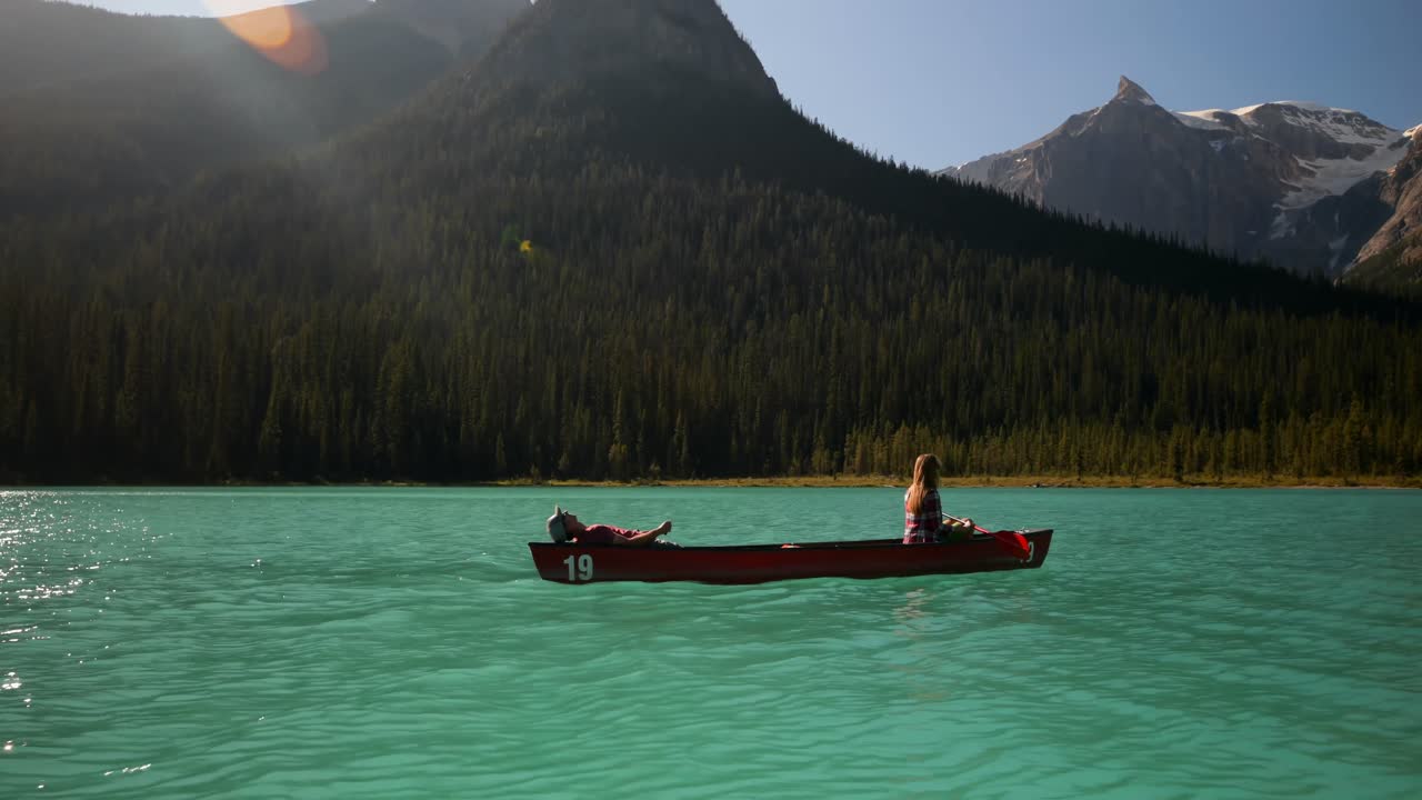 푸르키즈색 강 4k 에 있는 젊은 부부 의 로잉 보트 의 측면 전망