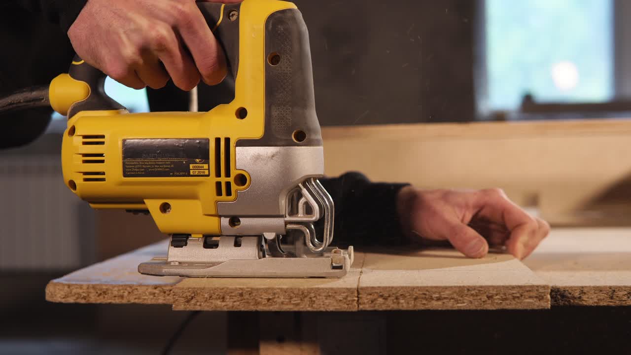 usando un rompecabezas para cortar madera