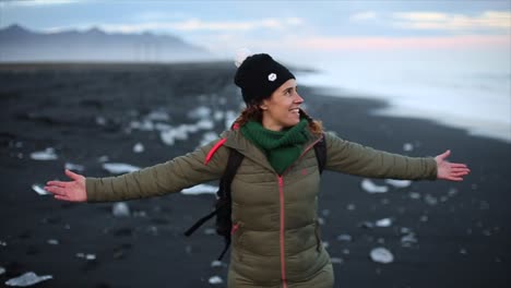 Niña-Feliz-Dando-Vueltas-En-Un-Paisaje-Islandés