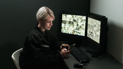 guardia de seguridad trabajando en una habitación