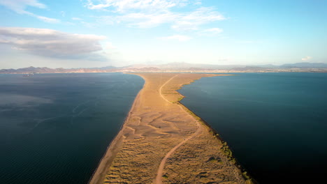 toma de drone de la carretera principal de las dunas de mogote en baja california sur mexico