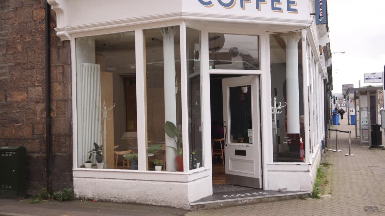 スコットランドのハイランドにあるインバーネスにあるヨーロッパ通りにある可愛いコーヒーショップの入口