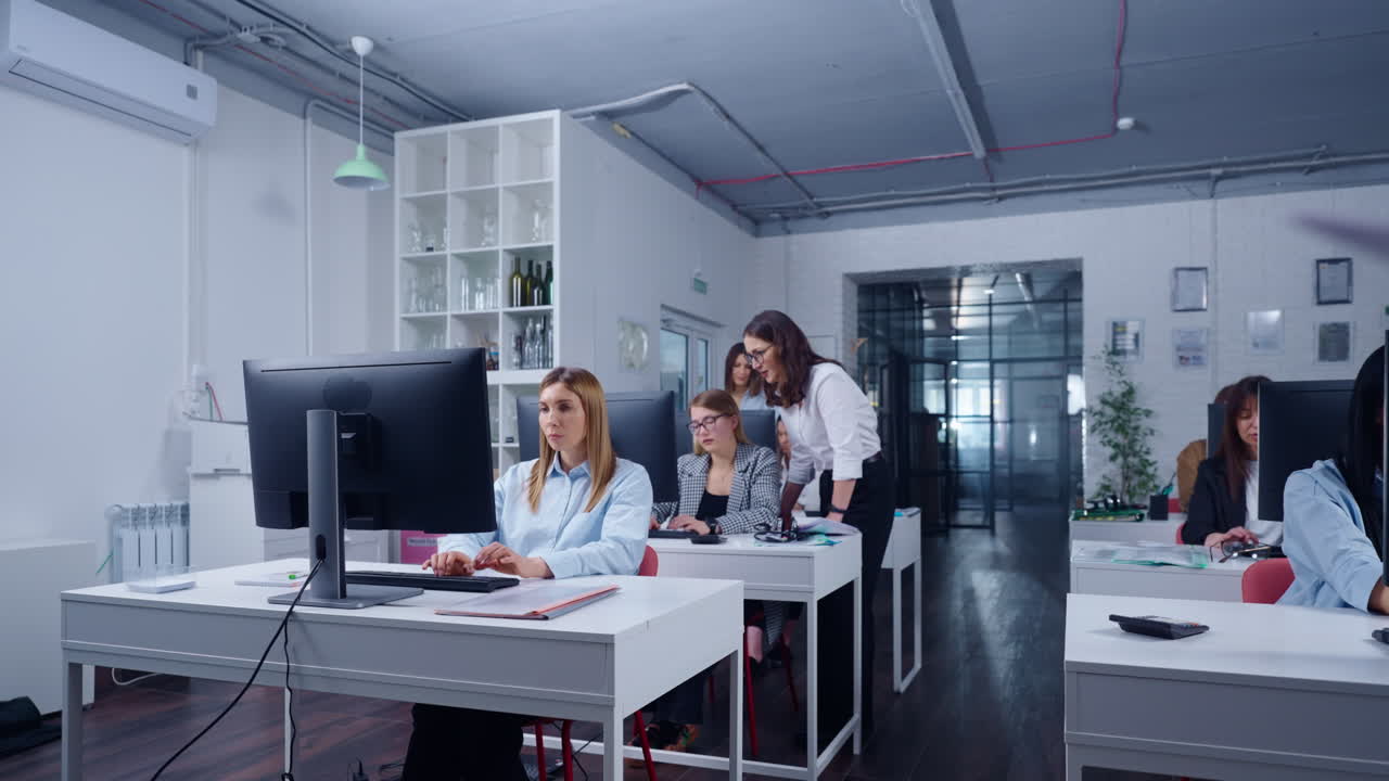 Donne che lavorano in un ufficio moderno
