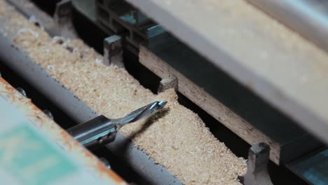 proceso de perforación de agujeros en un tablero de muebles