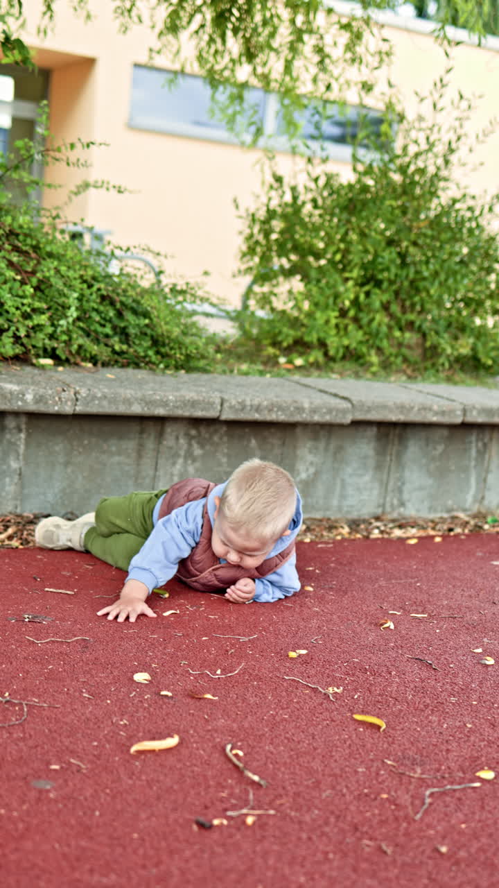 Bambino allegro con un gilet caldo a passeggio in autunno in un parco cittadino. Il bambino respira aria fresca e conduce uno stile di vita sano. Un bimbo piccolo che cammina in una calda giornata autunnale.