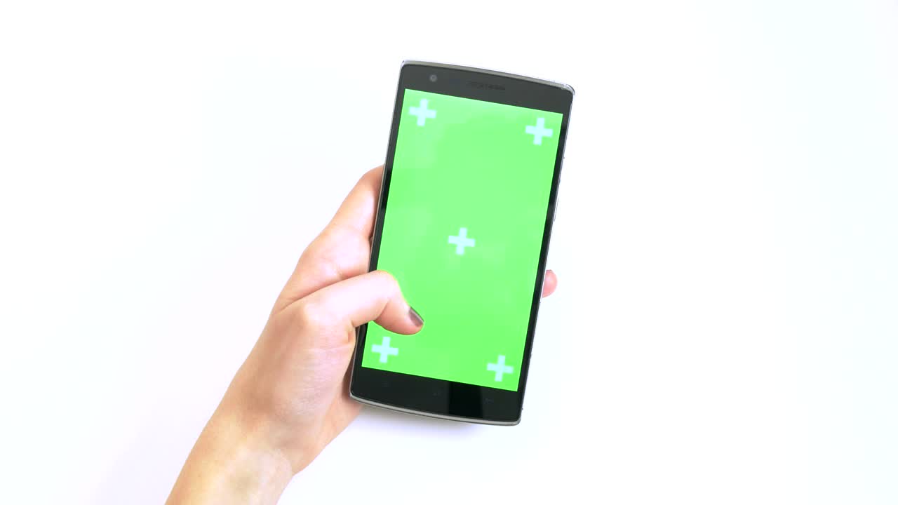 하 바탕에 트래커가 있는 녹색 스크린의 스마트폰에서 스크롤하는 여성의 손