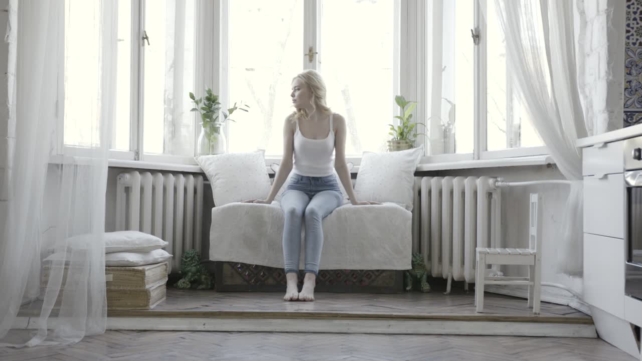 창이에 앉아있는 여자