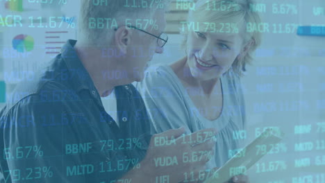 animación del procesamiento de datos financieros sobre personas de negocios en la oficina