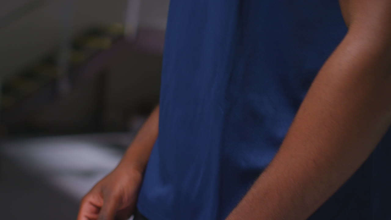 체육관 에서 운동 을 하는 남자 운동 선수 의 가 과 손 을 보여 주는 근접 사진