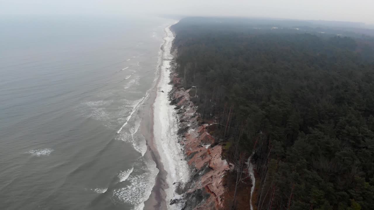 toma aérea de la playa de arena en ustka en invierno