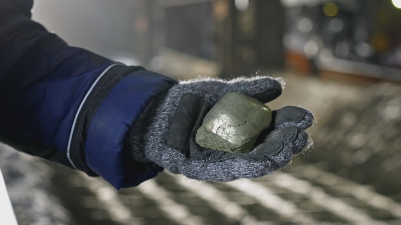 persona sosteniendo un pedazo de carbón en invierno