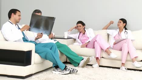 el equipo médico se relaja en la sala del personal.