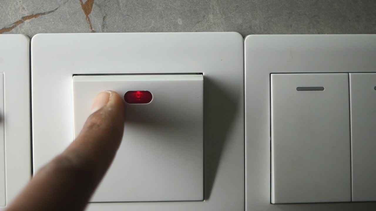 persona presionando un interruptor de luz