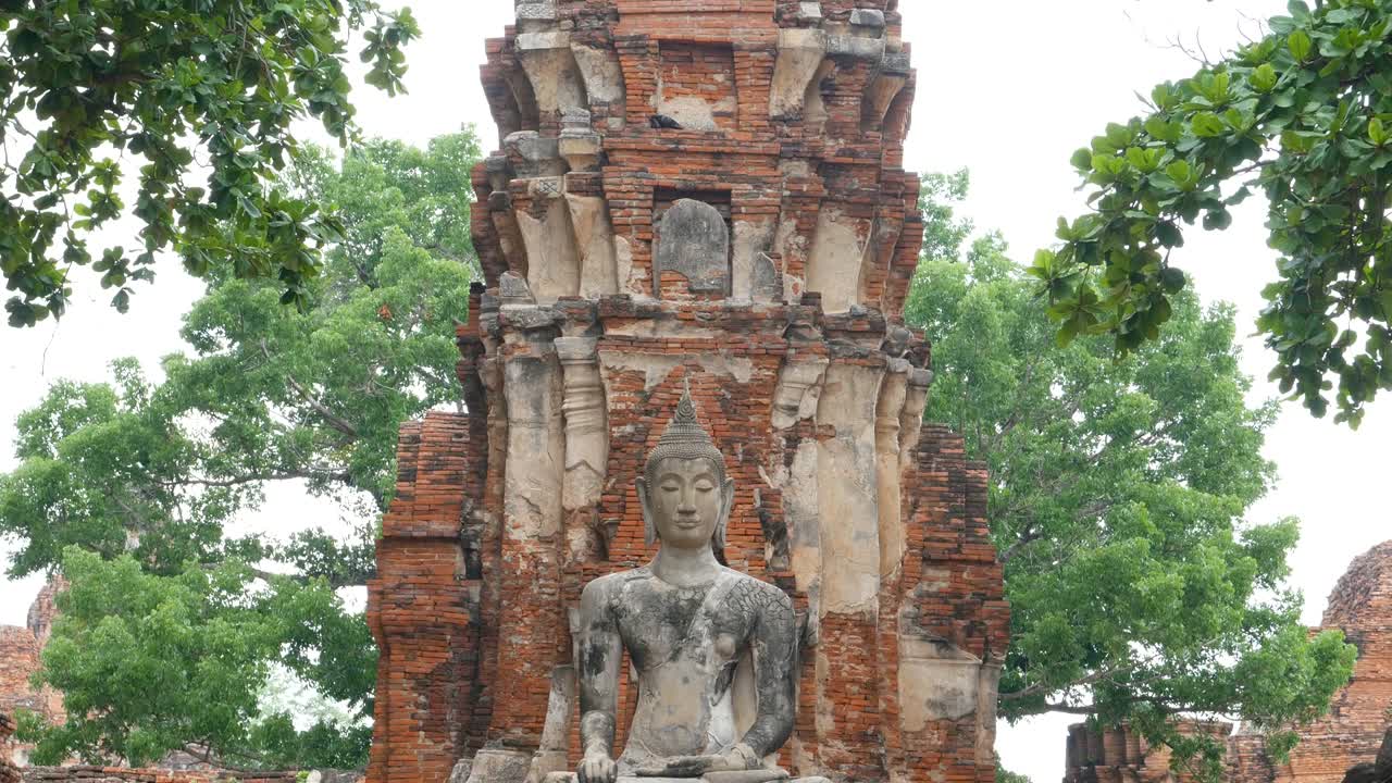 estatua de buda en wat maha that o el monasterio de la gran reliquia ubicado en la isla de la ciudad en la parte central de ayutthaya
