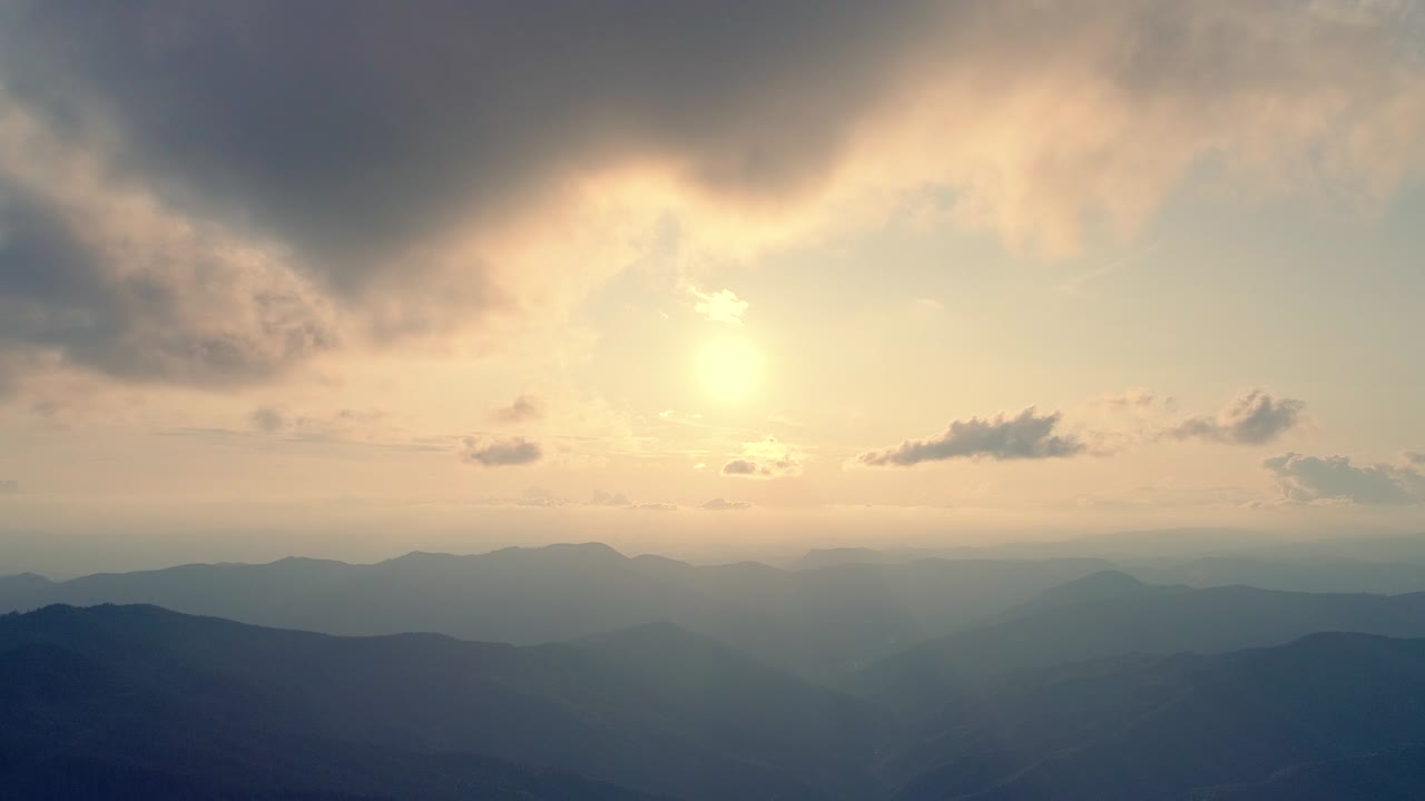 은 배경에서 산 위로 날아가는 하이퍼스