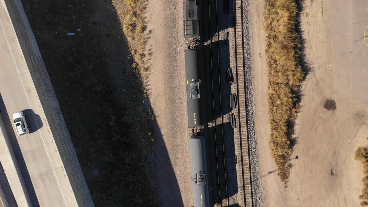 바쁜 고속도로를 따라 유휴 열차가 쉬고 있습니다.