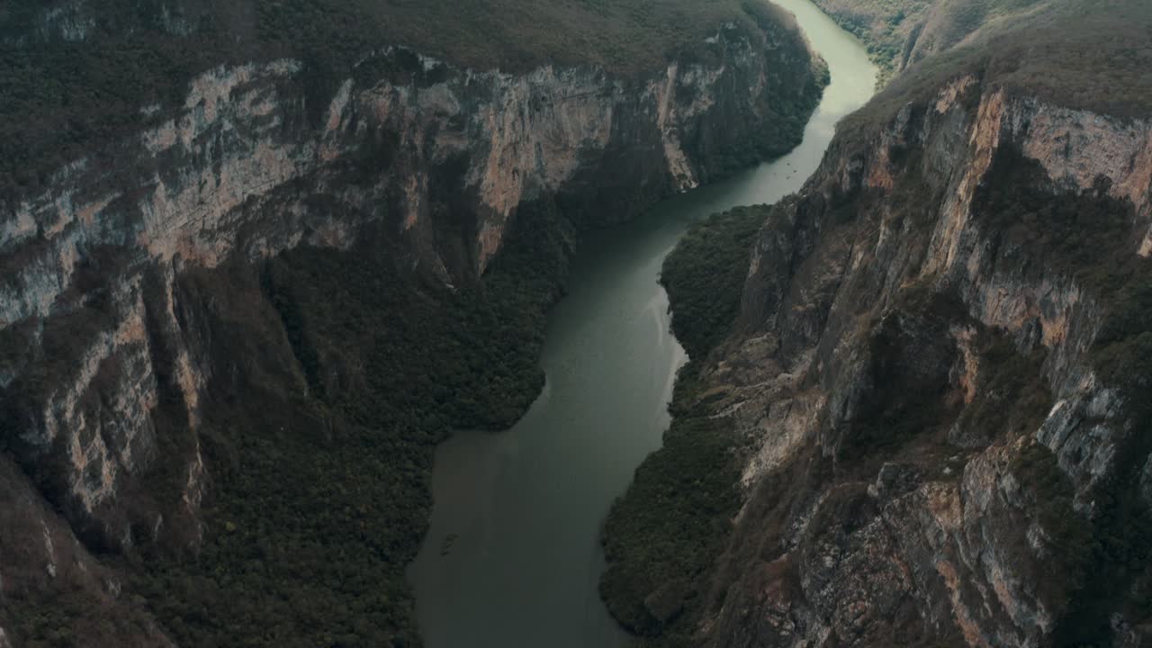 río idílico con enormes acantilados escarpados en el cañón del sumidero en chiapas, méxico