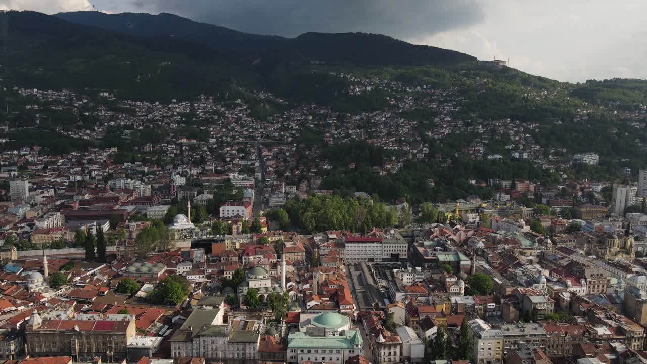Quang cảnh thành phố Sarajevo, thủ đô của Bosnia, với những mái nhà ngói, các tòa nhà lịch sử và đường phố nhìn từ trên cao.