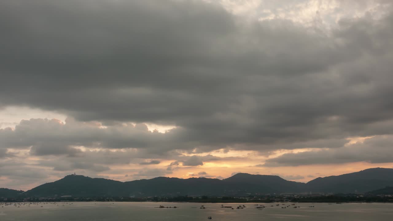 b 롤 타임스: 비가 오는 날씨에 하늘과 검은 구름, 천둥이 부는 날씨, 여름 비가 내리는 날씨, 지구 온난화 효과, 검은 천둥, 드라마틱한 4k 타임 스