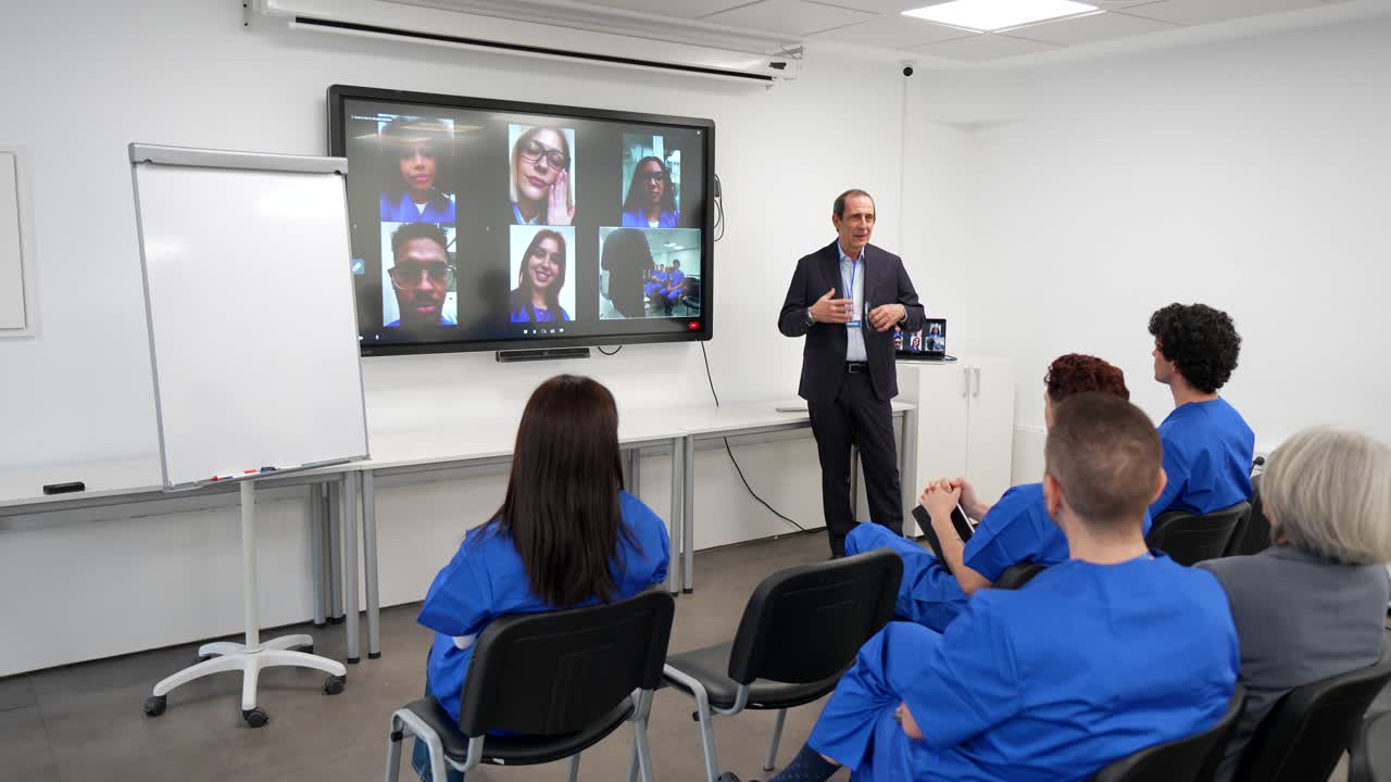 Hombre dando una presentación a una audiencia con participantes por videoconferencia