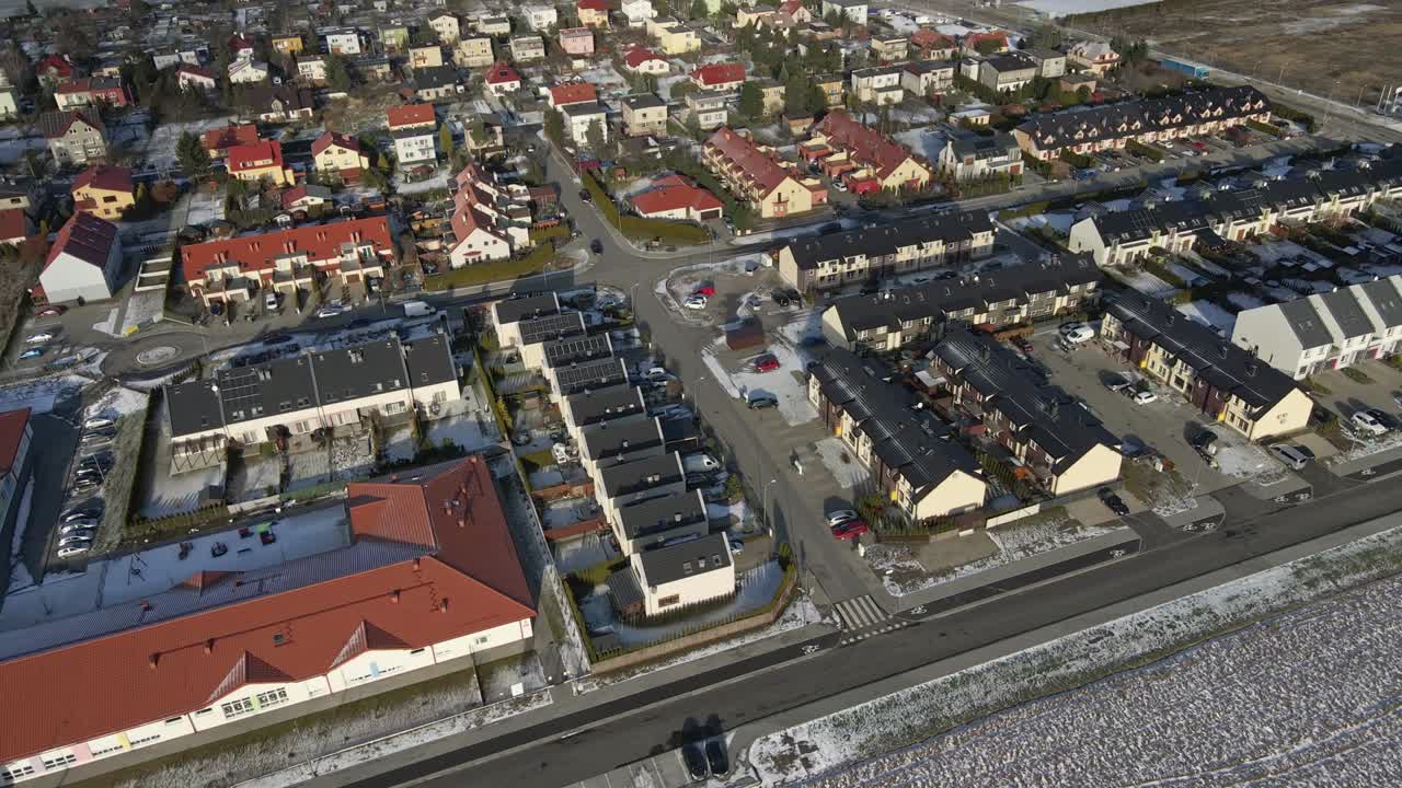 Ilmakuva pienestä eurooppalaisesta kaupungista ja modernista asuinalueesta