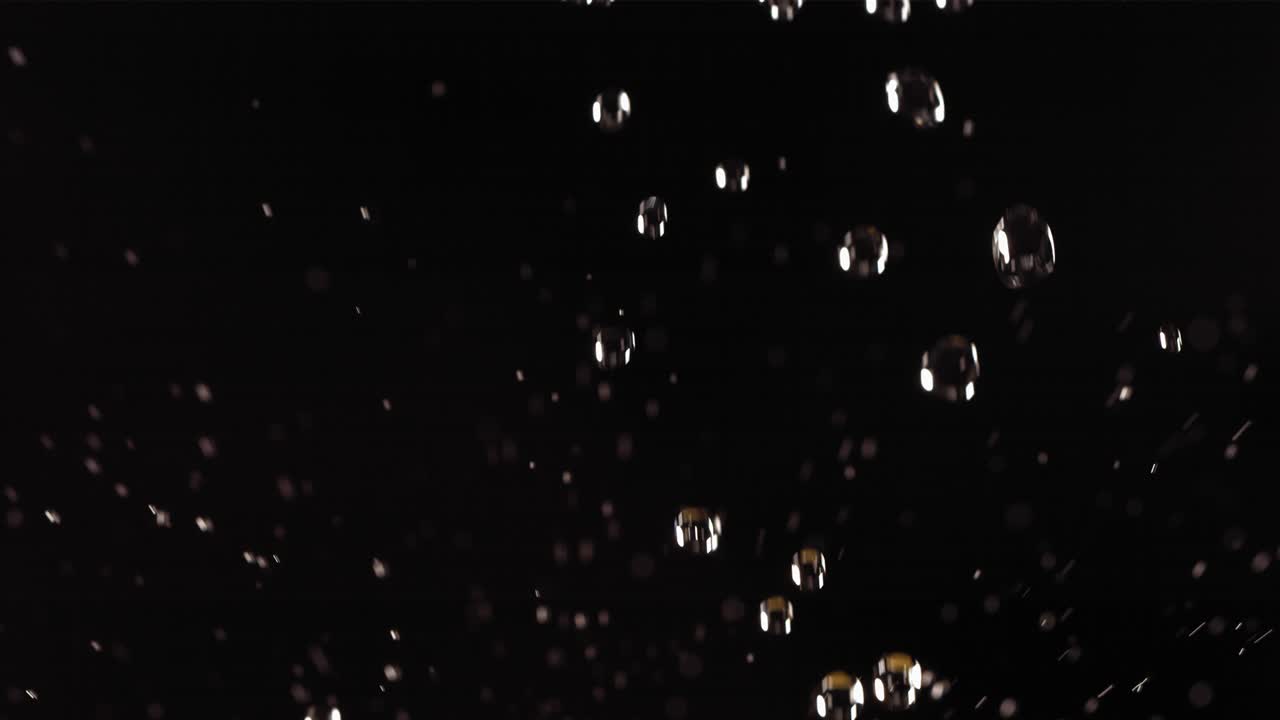 vuelo de limón en fondo negro en cámara lenta