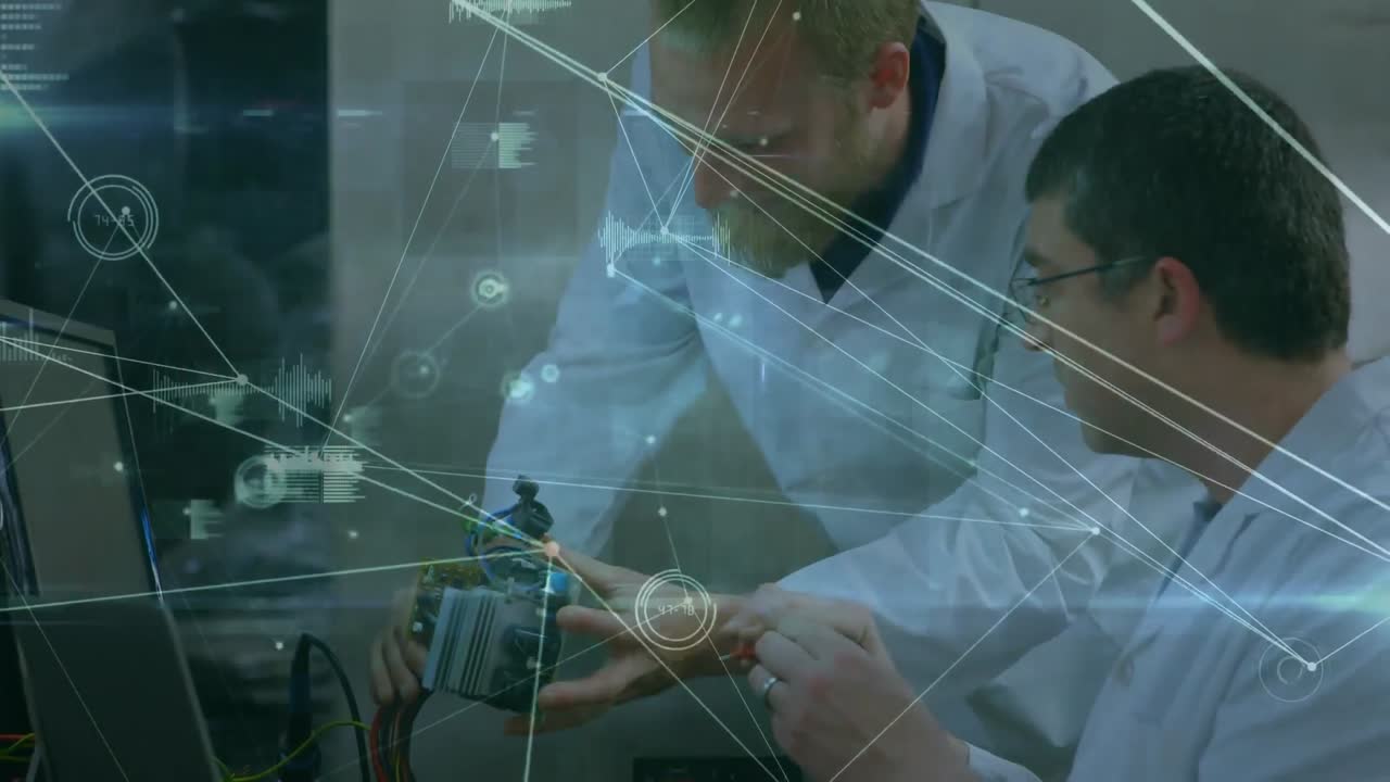 animación de la red de conexiones y datos diversos sobre hombres caucásicos reparando hardware de computadora